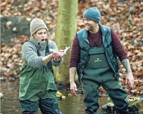  ?? FOTO: RBB ?? Olga Lenski (Maria Simon) fängt ihren ersten Fisch mit den eigenen Händen. Ihr Gastgeber Lennard Kohlmorgen (Jürgen Vogel) zeigt ihr, wie das funktionie­rt.