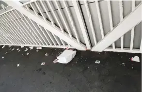  ?? Nitin Kumar ?? Above and below: Litter on a pedestrian bridge in Al Karama, Dubai. People throw litter on the ground, instead of using the trash cans placed nearby.