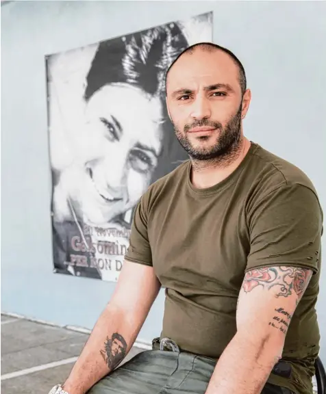  ?? Fotos: Max Intrisano ?? Francesco Verde war ein Gangster. Heute ist er ein lebender Beweis dafür, dass auch aus der Sackgasse ein Weg in eine bessere Welt führen kann. An der Wand hinter ihm hängt ein Foto seiner Schwester Gelsomina, die 2004 von Mafiosi ermordet wurde.