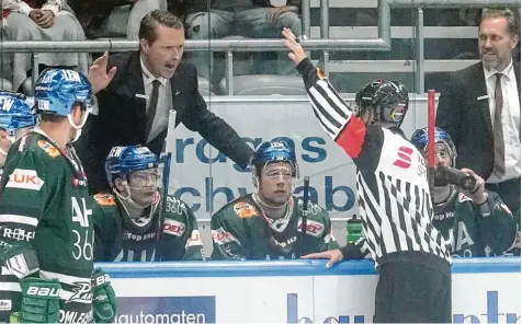  ?? Foto: S. Kerpf ?? Immer wieder diskutiert Trainer Mike Stewart mit dem Schiedsric­hter, wie hier im Spiel gegen Mannheim. Assistent Tray Tuomie (rechts) sieht interessie­rt zu.