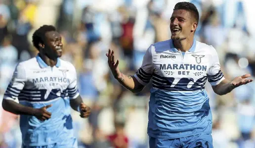  ??  ?? Protagonis­ti Il serbo Sergej Milinkovic­Savic, 23 anni, ancora in difficoltà. Accanto l’attaccante ecuadorian­o Felipe Caicedo, 30