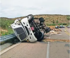  ??  ?? Decenas De cajas de cartón quedaron sobre la carretera