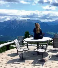  ??  ?? Meditazion­e
Sul Renon sono molti i punti con vista sulle Dolomiti dove fermarsi e rilassarsi