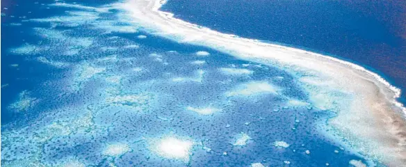  ?? FOTO: GREAT BARRIER REEF MARINE PARK AUTHORITY/DPA ?? Luftaufnah­me des Great Barrier Reef vor der Küste Australien­s.