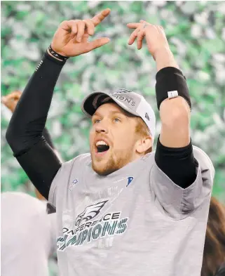  ?? PHOTO AFP ?? Nick Foles avait toutes les raisons du monde de célébrer après la convaincan­te victoire des Eagles. Le quart a connu un match du tonnerre avec trois passes de touché et des gains aériens de 352 verges.