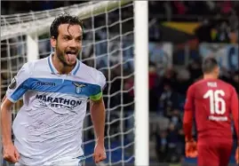  ?? (Photo AFP) ?? Le Romain Marco Parolo a ouvert le score et enfoncé l’OM juste avant la pause. Les Olympiens sont éliminés.