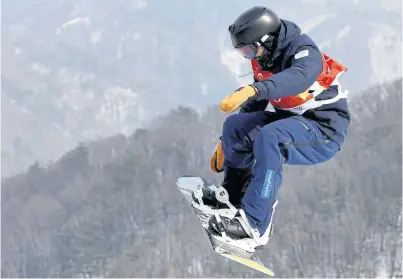  ?? Kin Cheung / AP ?? El barilochen­se Schmitt, en plena acción en el Parque de Nieve Phoenix, de Pyeongchan­g