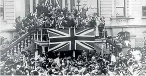  ?? DUNEDIN CITY COUNCIL ARCHIVES ?? Armistice Day celebratio­ns at the Dunedin Town Hall.