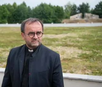  ?? KATE KORNBERG/YAHAD-IN UNUM ?? A French priest, Patrick Desbois, has dedicated himself to uncovering the history of the mass executions of Jews in eastern Europe. It is a race against time as he coaxes details from elderly witnesses.
