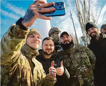  ?? Foto: ČTK ?? Radost Oslavit vítězství do jihoukraji­nského Chersonu, který armáda osvobodila od ruské okupace, včera přijel i ukrajinský prezident Volodymyr Zelenskyj. Nedaleko se přitom ještě ozývala dělostřele­cká palba.