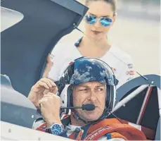  ?? FOTO: BALAZS GARDI/RED BULL ?? „Ich hole den WM-Titel zurück nach Deutschlan­d“: Matthias Dolderer aus Tannheim hat bei der am Samstag in Abu Dhabi beginnende­n Red-BullAir-Race-Weltmeiste­rschaft ein klares Ziel.