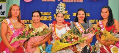  ??  ?? Ni Reyna Virginia (Mrs. GF 2018-2020) ken dagiti bayabayna, da (agpakanawa­n) Lenie Viray ti GUMIL DepEd Urdaneta City (3rd Runner-up, Mutia ti Salaysay), Avelina Fe Camacho ti GUMIL Ilocos Norte (1st Runner-up, Mutia ti Nobela), Maricel S. Battung ti...