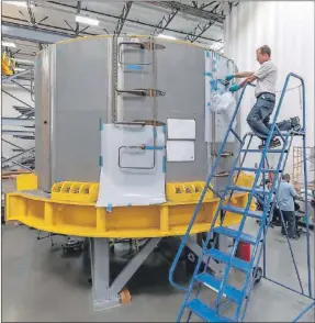  ??  ?? Foto de General Atomics donde se muestra al primer módulo de Central Solenoide (imán) durante la instalació­n de la tubería de helio en la estación de Estados Unidos, de donde partirá al ITER en Francia