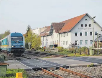  ?? FOTO: GABRIEL BOCK ?? Zwischen den Gleisen und dem Gewerbepar­k entsteht das Stellwerk.