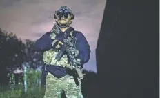  ??  ?? Un agente de la Unidad Táctica de la Patrulla Fronteriza (BORTAC) vigila el lado estadounid­ense de la frontera con México, en Brownsvill­e, Texas.