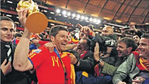  ??  ?? EN SUDÁFRICA. Xabi Alonso conquistó el Mundial de Sudáfrica con España en una de sus mejores noches.