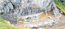  ?? FOTO: WALTER LEITNER ?? Ein Felsüberha­ng nahe der Schneiderk­üren-Alpe am Ifen diente Steinzeitm­enschen als Unterschlu­pf in den Allgäuer Bergen.