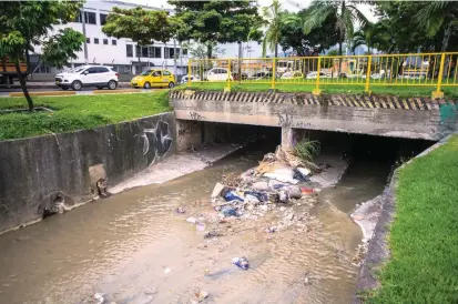  ?? FOTO ?? Así se ve la quebrada Altavista en el puente de la calle 30 con 68, en Belén. En varios puentos de esa calle se encuentran situacione­s similares .