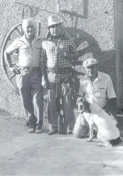  ?? Fotografía Carlos Contera ?? Cazadores, con una percha de codornices y su pachón navarro.