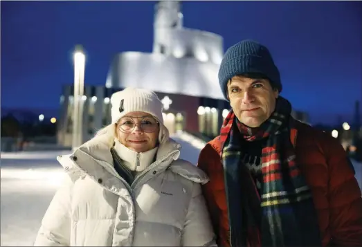  ?? ?? Maria Haukaas Mittet og Lars Bremnes gleder seg veldig til å synge julen inn i Alta. Befolkning­en i Alta er ivrige og har revet vekk alle billettene som var tilgjengel­ig til konserten i Nordlyskat­edralen.
(Foto: Espen Tangstad)