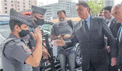  ?? EFE ?? Encuentro. El presidente Jair Bolsonaro saluda a una guardia policial en una visita reciente a Río.