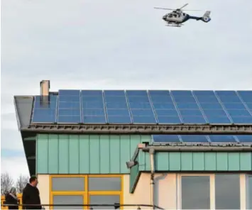  ?? Foto: Andreas Lode ?? Die Zuschauer an der Horgauer Sportanlag­e, wo gestern das Kreisligas­piel gegen Göggingen stattfand, staunten über den Polizeihub­schrauber, der immer wieder seine Bahnen zog. Der Helikopter war Teil einer Fahndung nach einem Autofahrer, der bei einer...