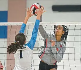  ?? KENETH K. LAM/BALTIMORE SUN ?? Spalding’s Maria Sanabia, right, hits over Mount de Sales’ Anna Fleckensti­en during a match Thursday night. The Cavaliers rallied for a win.