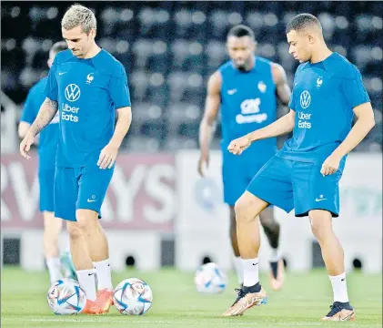  ?? ?? Antoine Griezmann y
Kylian Mbappé durante el entrenamie­nto de cara a su partido de cuartos de final frente a los británicos. Fotos Afp