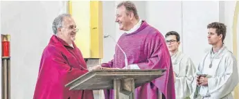  ?? FOTO: SCHLIPF ?? Der stellvertr­etende Dekan und Oberkochen­er Pfarrer Andreas Macho (rechts) hieß den neuen Leitenden Pfarrer der Seelsorgee­inheit Aalen, Wolfgang Sedlmeier, willkommen.