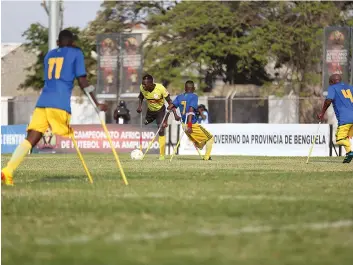  ?? DR ?? Tanzaniano­s (de azul e amarelo) foram incapazes de evitar a avalanche ofensiva e a goleada