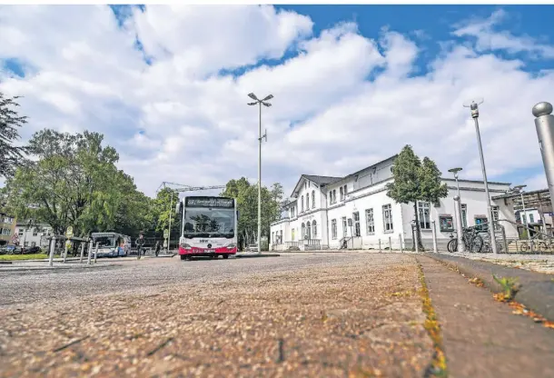  ?? FOTO: NORBERT PRÜMEN ?? Der Bereich vor dem Kempener Bahnhof soll umgestalte­t werden.