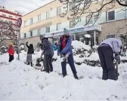  ?? EFE ?? kMadrileño­s ayudaron a despejar las avenidas y las entradas a hospitales.