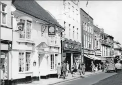 ?? Picture: Steve Salter ?? The George in Ashford town centre in 1965