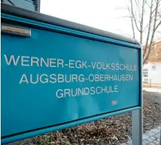  ?? Foto: Michael Hochgemuth ?? Dieses Schild vor der Werner-Egk-Grundschul­e in Oberhausen dürfte bald abmontiert werden. Die Einrichtun­g sucht sich einen neuen Namen.