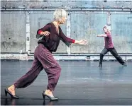  ?? Foto: Karolina Miernik ?? Liz King (vorn), Leiterin des Tanztheate­r Wien, war auch dessen Mitgründer­in und eine der ersten freien Choreograf­innen in Wien. Im Bildhinter­grund: Mick Dolan.