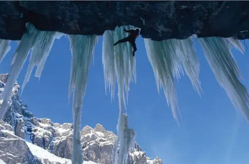  ??  ?? Ueli Steck sur les délicates cascades d’Ueschinen, en Suisse. Photo Robert Bösch.