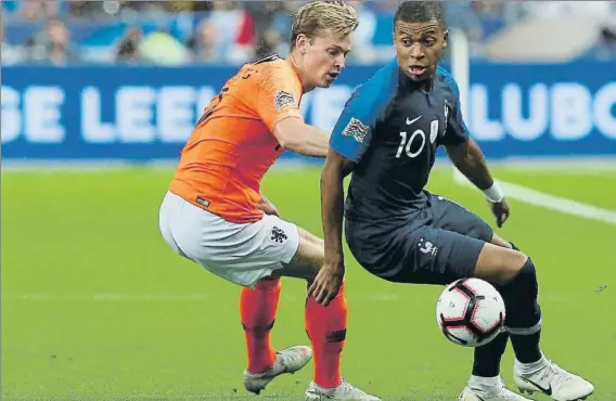  ?? FOTO: AP ?? Frenkie de Jong sigue siendo un claro objetivo del FC Barcelona. En esta imagen aparece junto a Mbappé durante el último Francia-Holanda