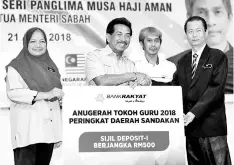  ??  ?? (From left) Maimunah and Musa with 2017 Tokoh Guru for Sandakan, Ng Kim Choy (right).