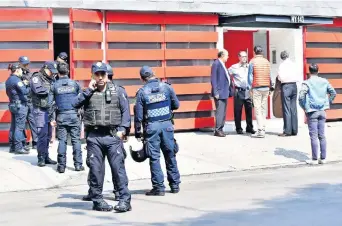  ??  ?? Cuando salieron a buscarlo, lo encontraro­n sin vida en las escaleras del interior de su edificio, ubicado en la calle Nueva York 143 en la colonia Nápoles, delegación Benito Juárez.