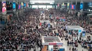  ??  ?? 上海虹橋火車站，站廳內聚集了大量的旅­客，人頭湧動，堪比春運。
（取材自新民網）