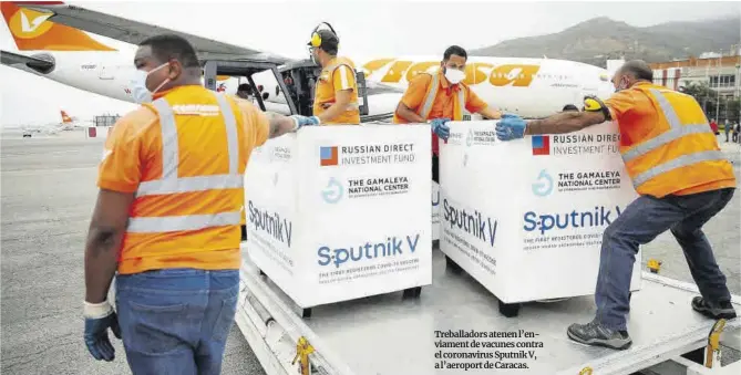  ?? Manaure Quintero / Reuters ?? Treballado­rs atenen l’enviament de vacunes contra el coronaviru­s Sputnik V, a l’aeroport de Caracas.