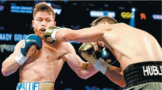  ??  ?? Saúl Álvarez (i) y Gennady Golovkin ofrecieron un buen espectácul­o