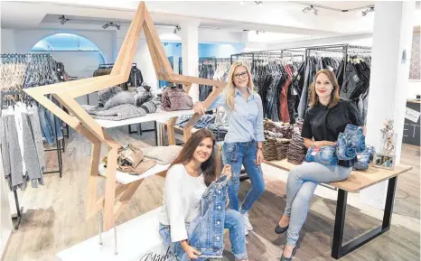  ?? FOTO: FELIX KÄSTLE ?? Die Designerin­nen (von links) Serenay Can, Tabea Boll und Isabel Dreher kreieren die Kleidungss­tücke für das Label „Glücksster­n“.