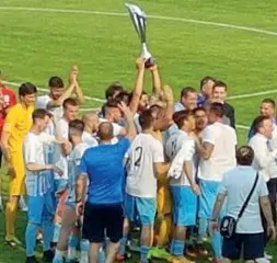  ??  ?? La vittoria I giocatori del Treviso sollevano la Coppa Veneto dopo la finale