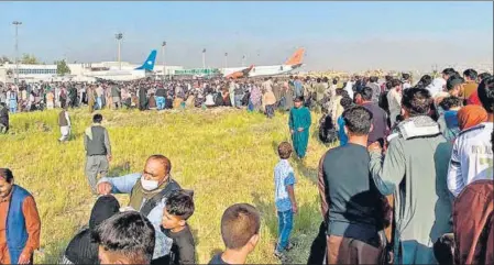  ?? AFP ?? ans crowd at Kabul’s Hamid Karzai Internatio­nal Airport as they wait to leave from Kabul on Monday.