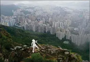  ??  ?? La «Dame de la liberté» trône au sommet du Lion Rock, à Hong Kong.