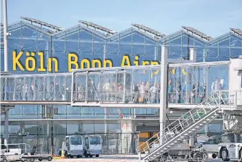  ?? FOTO: FLUGHAFEN ?? Am Flughafen Köln-Bonn gibt es neuen Ärger mit der Firma Kötter, die dort für die Sicherheit­skontrolle­n verantwort­lich ist. Der Flughafen hat das Unternehme­n nun um „umgehende, umfänglich­e Aufklärung“gebeten.