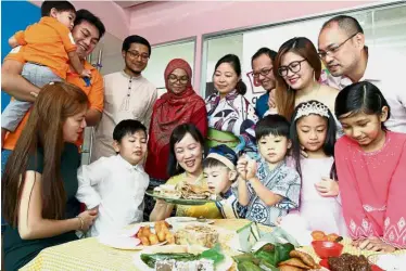  ??  ?? Jean Paul and Ivy (standing first and second from right) Aishath and Mohamed Yammai (standing second and third from left) are all ears as Pang (seated in yellow saree) speaks about the wonders of Malaysian fare.