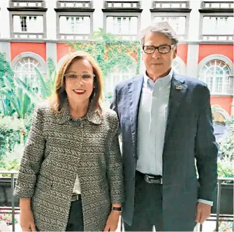  ?? /CORTESÍA ?? Rocío Nahle, futura secretaria de Energía y su similar de Estados Unidos, Rick Perry, en el marco de un encuentro privado