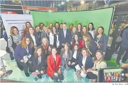  ?? ÁLEX ZEA / EP ?? Antonio Sanz, junto al personal de los estands de la feria del Congreso.